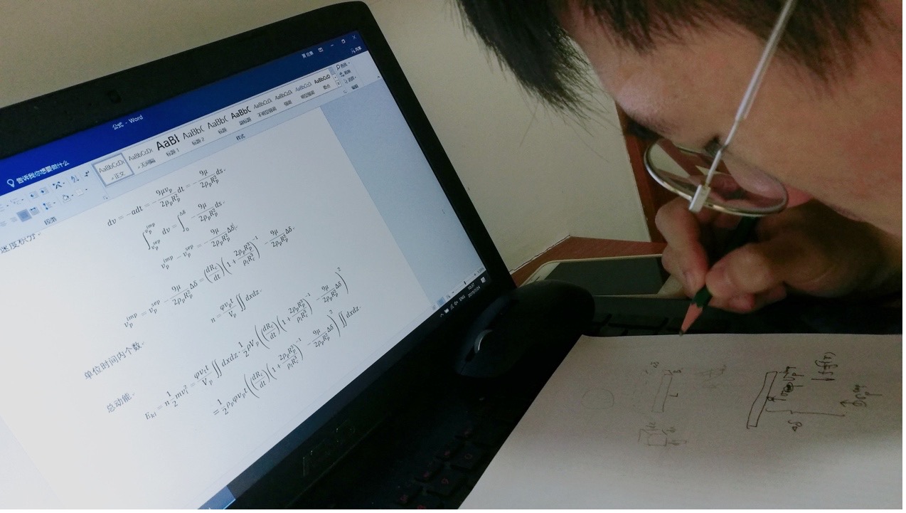 夏定康同学在进行公式推导.jpg 夏定康同学在进行公式推导.jpg