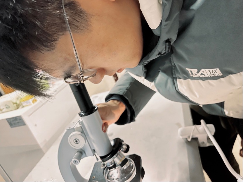 夏定康同学利用光学显微镜观察微米级掺气泡.jpg 夏定康同学利用光学显微镜观察微米级掺气泡.jpg