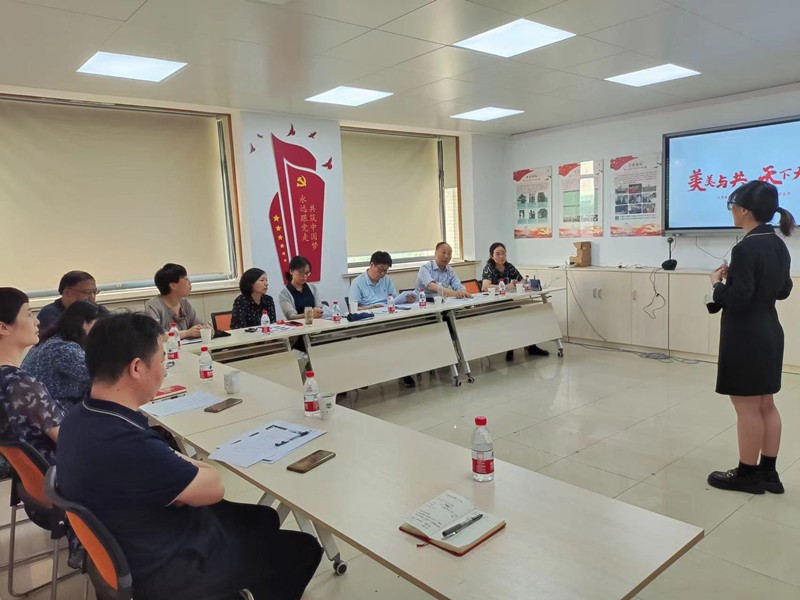 41校党委常委、副校长张影陆参与展评前指导.jpg 41校党委常委、副校长张影陆参与展评前指导.jpg