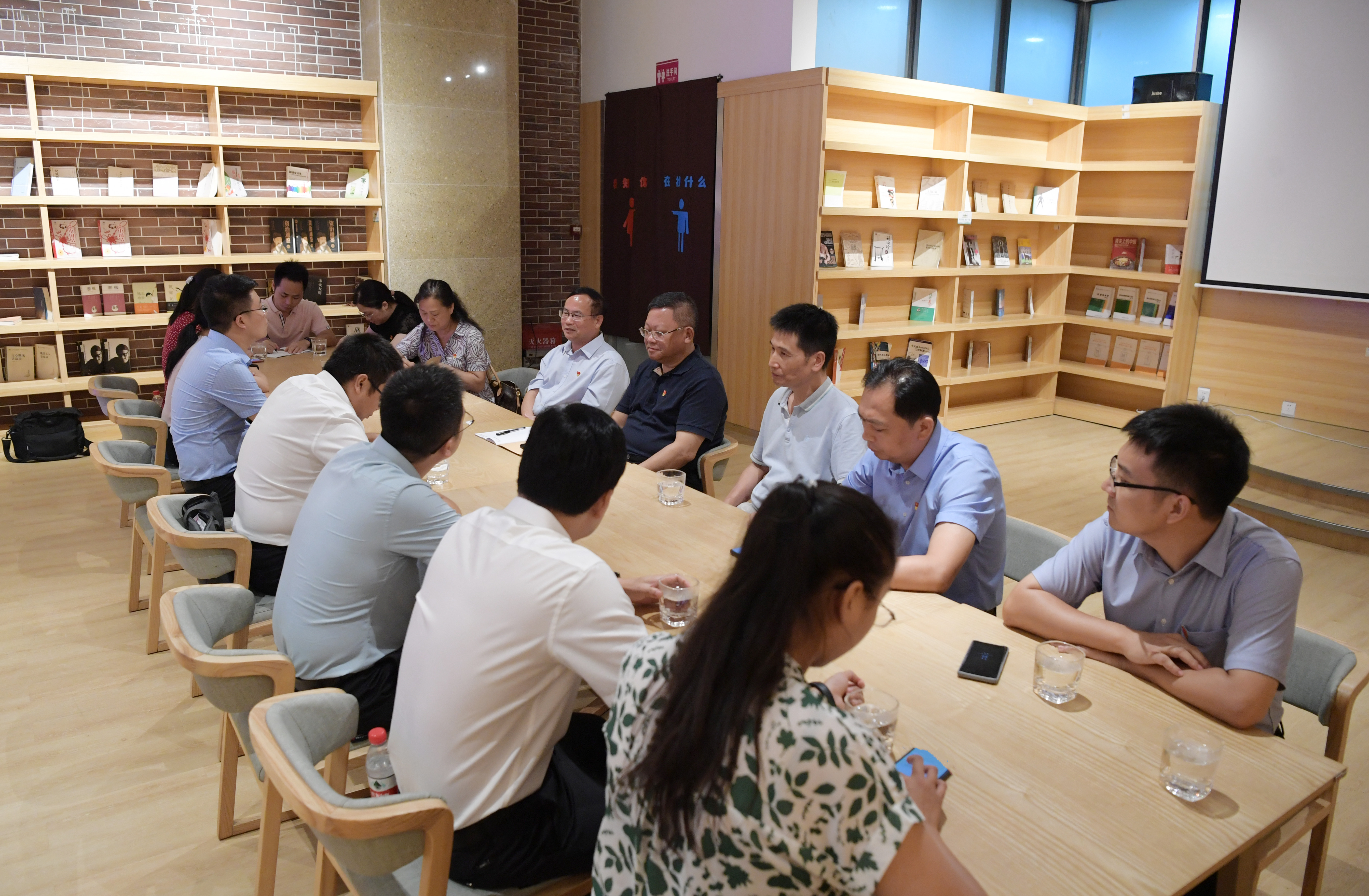 4.座谈交流现场.jpg 4.座谈交流现场.jpg