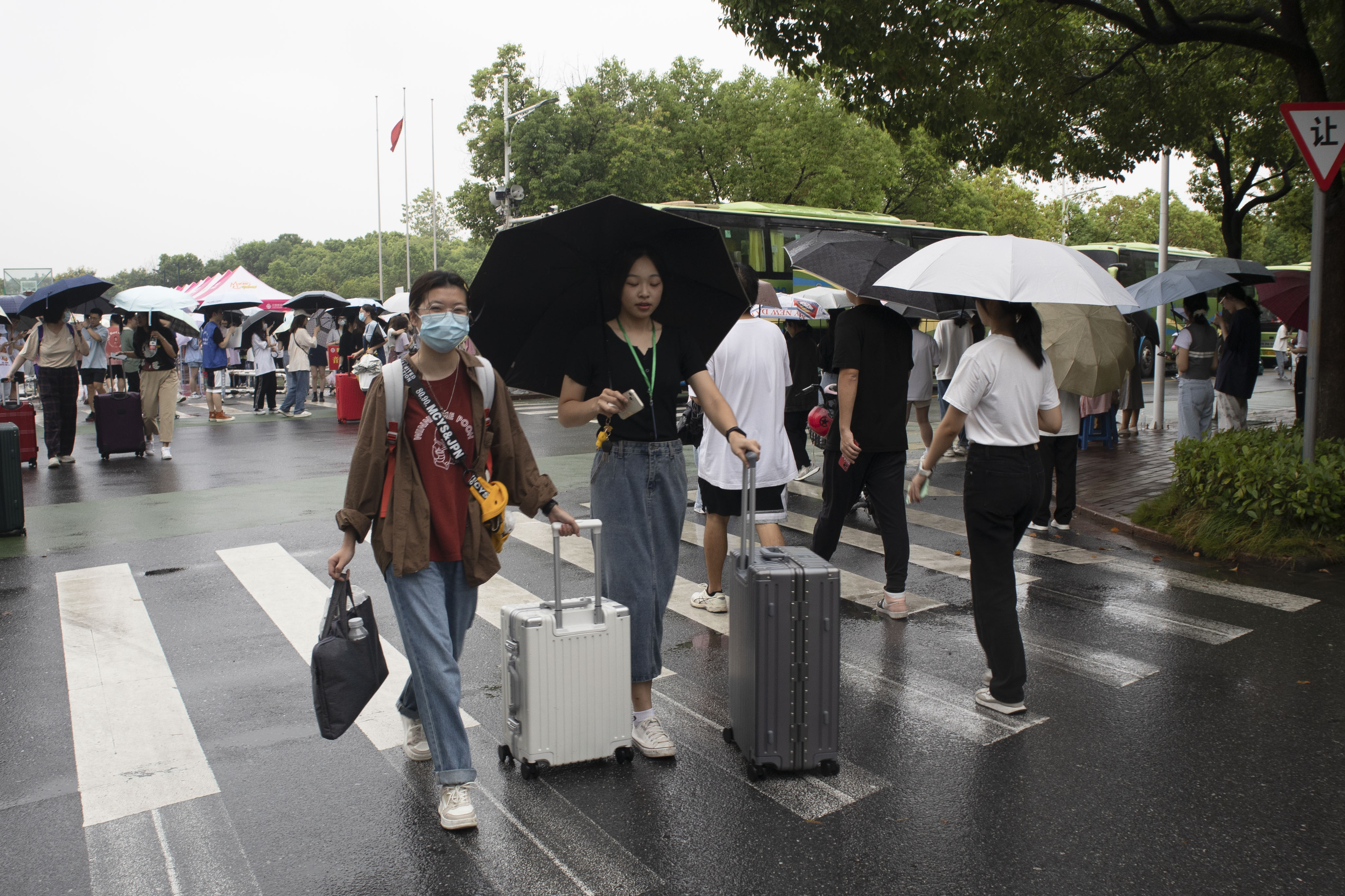 党员帮助新生运行李1.jpg 党员帮助新生运行李1.jpg