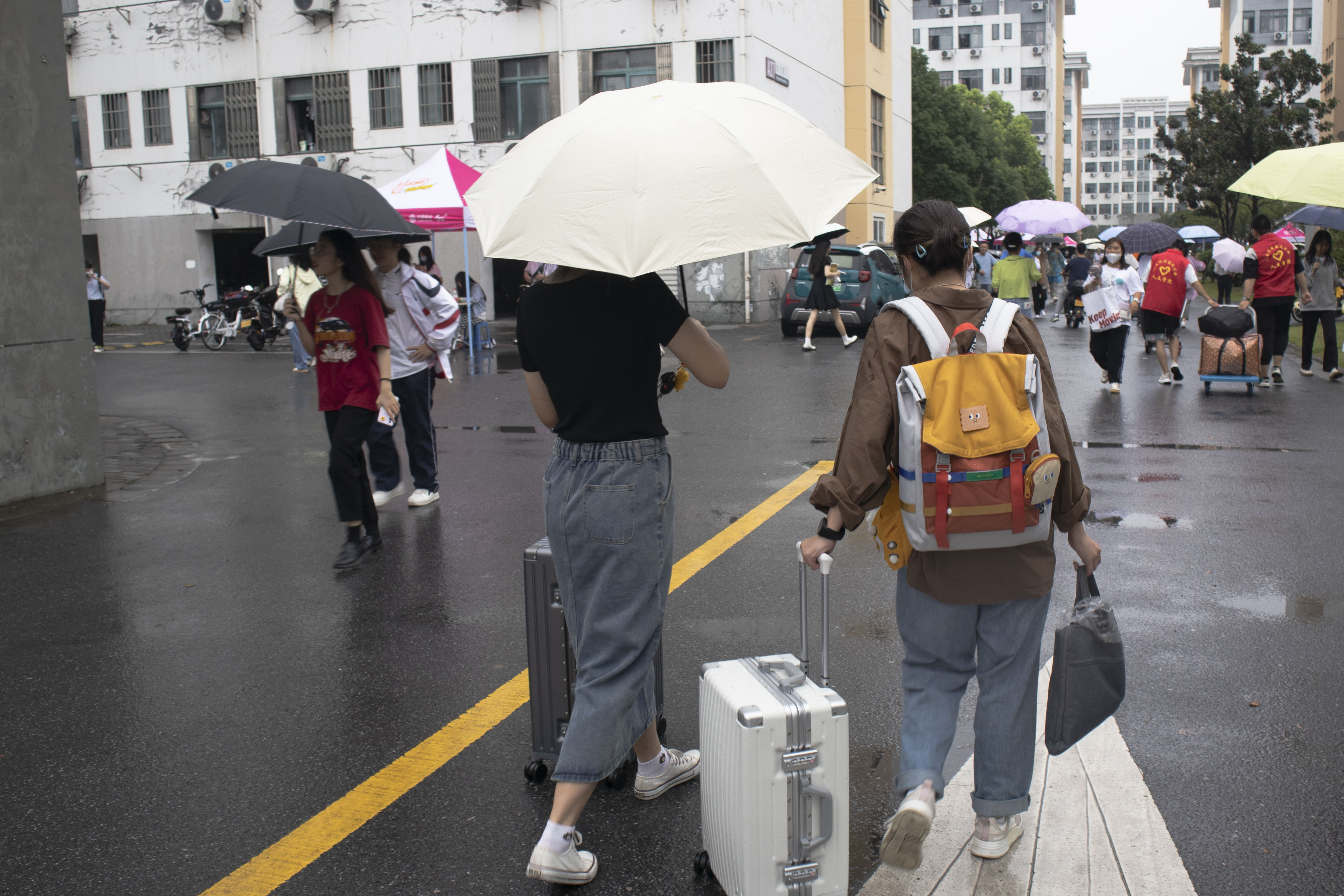 党员帮助新生运行李2.jpg 党员帮助新生运行李2.jpg