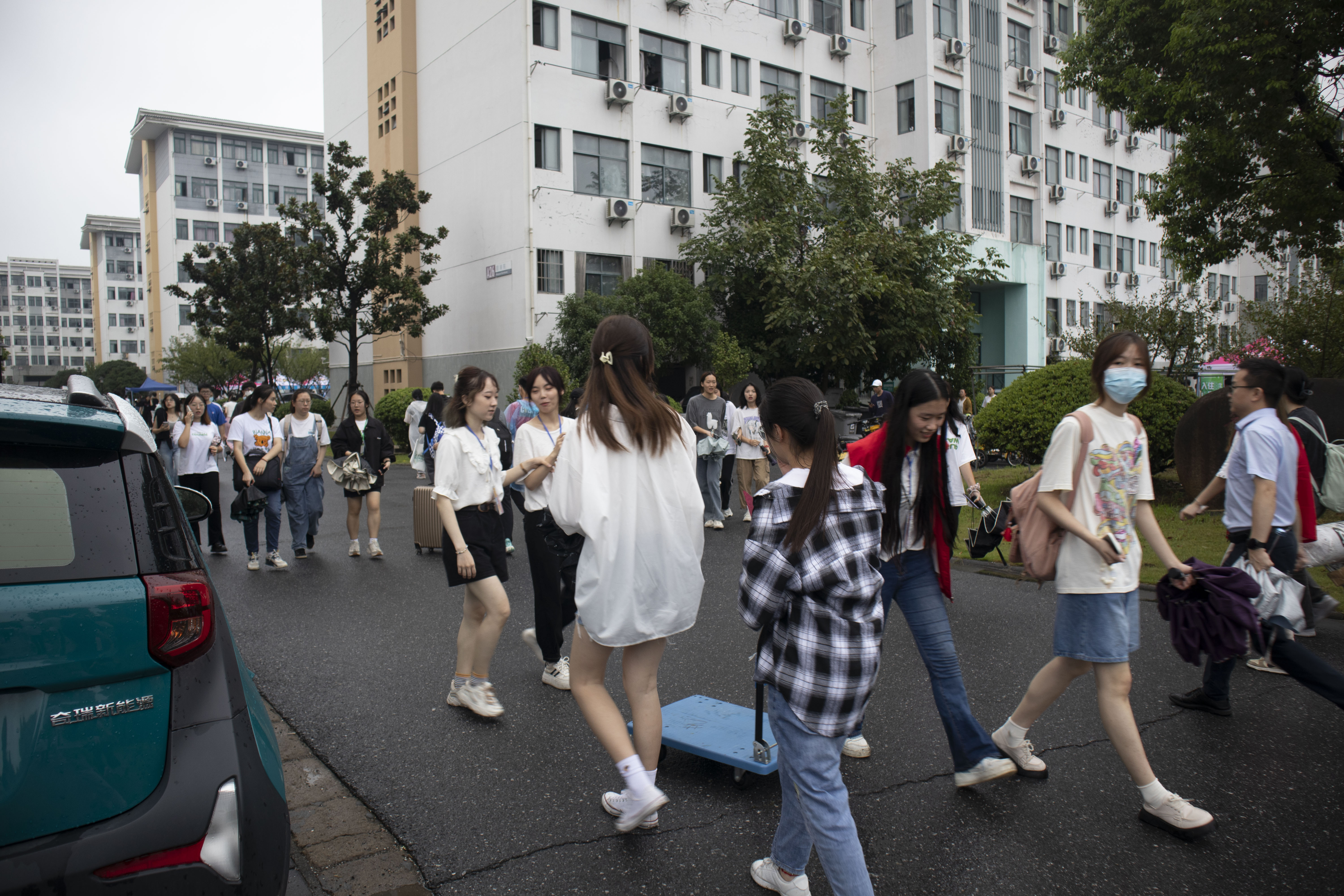 党员为新生引路.jpg 党员为新生引路.jpg