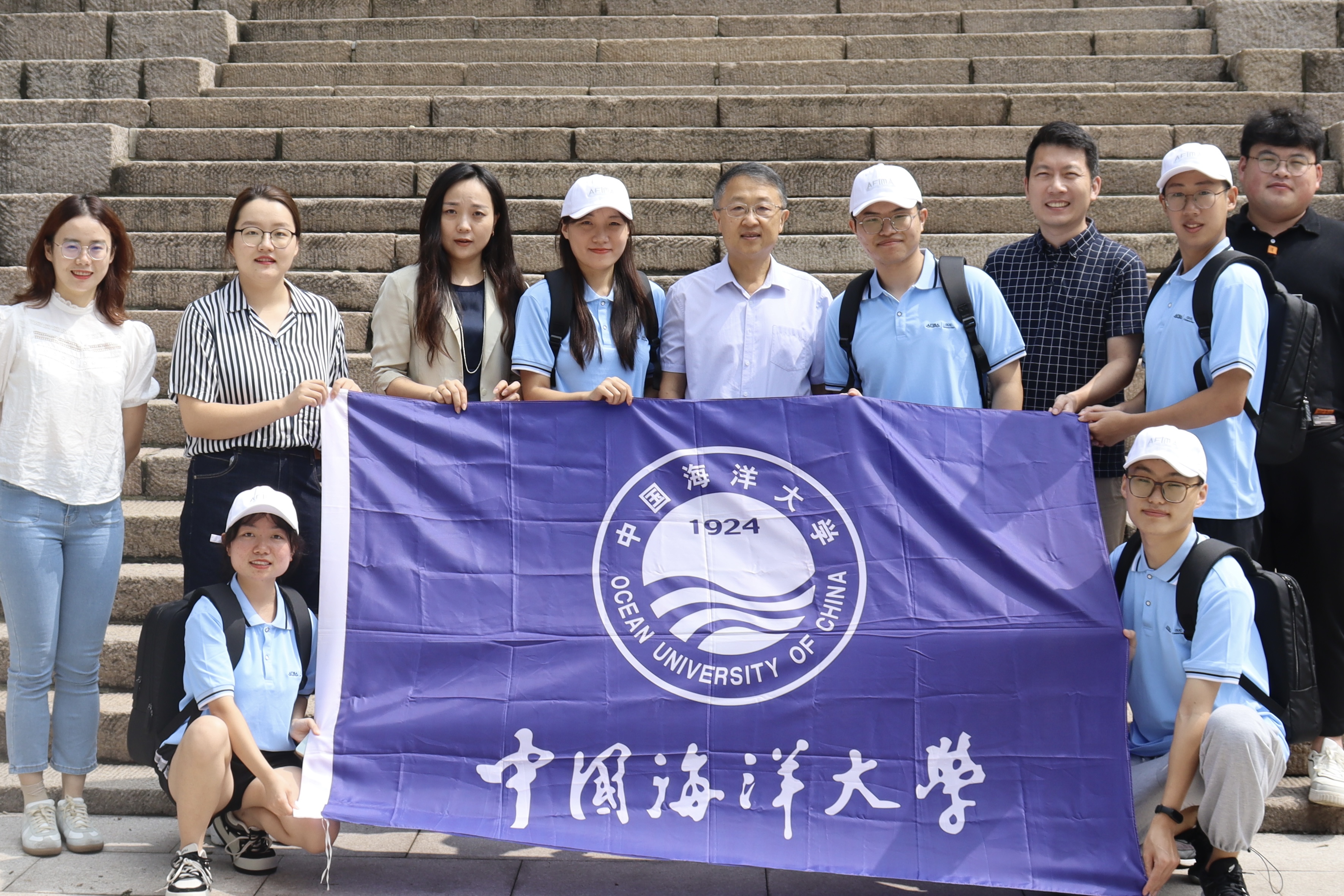 参加出发仪式的师生合影留念.jpg 参加出发仪式的师生合影留念.jpg