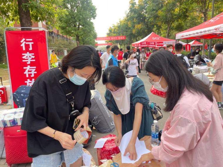 图1:辅导员老师们制作行李牌.png 图1:辅导员老师们制作行李牌.png