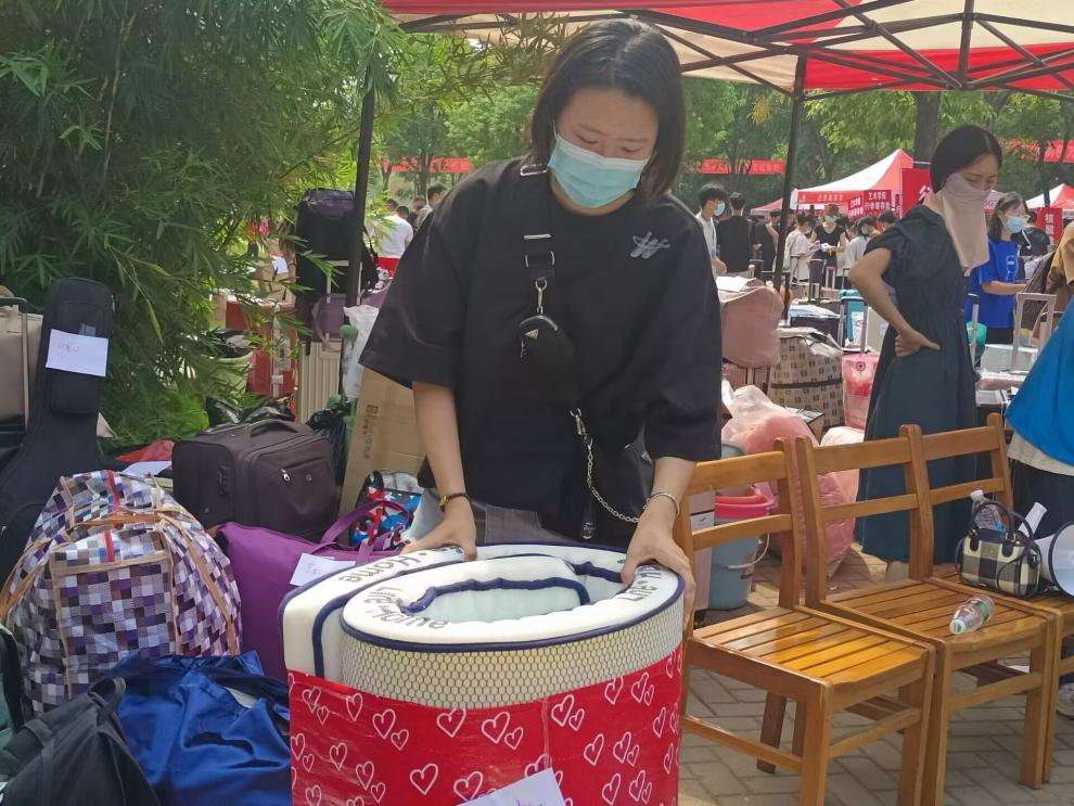 图3:王晶玮老师帮助学生搬运行李.png 图3:王晶玮老师帮助学生搬运行李.png