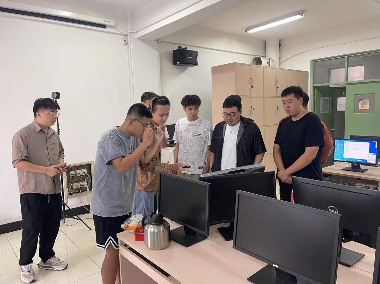 学生实训.jpg 学生实训.jpg