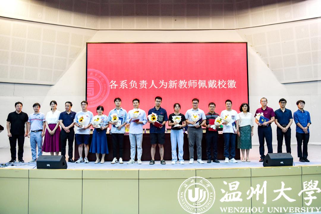 佩戴校徽.png 佩戴校徽.png