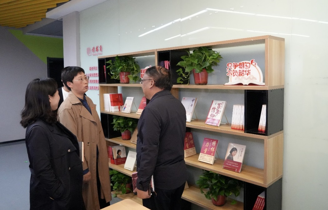 参观读书角.png 参观读书角.png