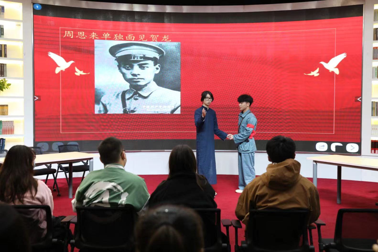 图三为同学表演.jpg 图三为同学表演.jpg