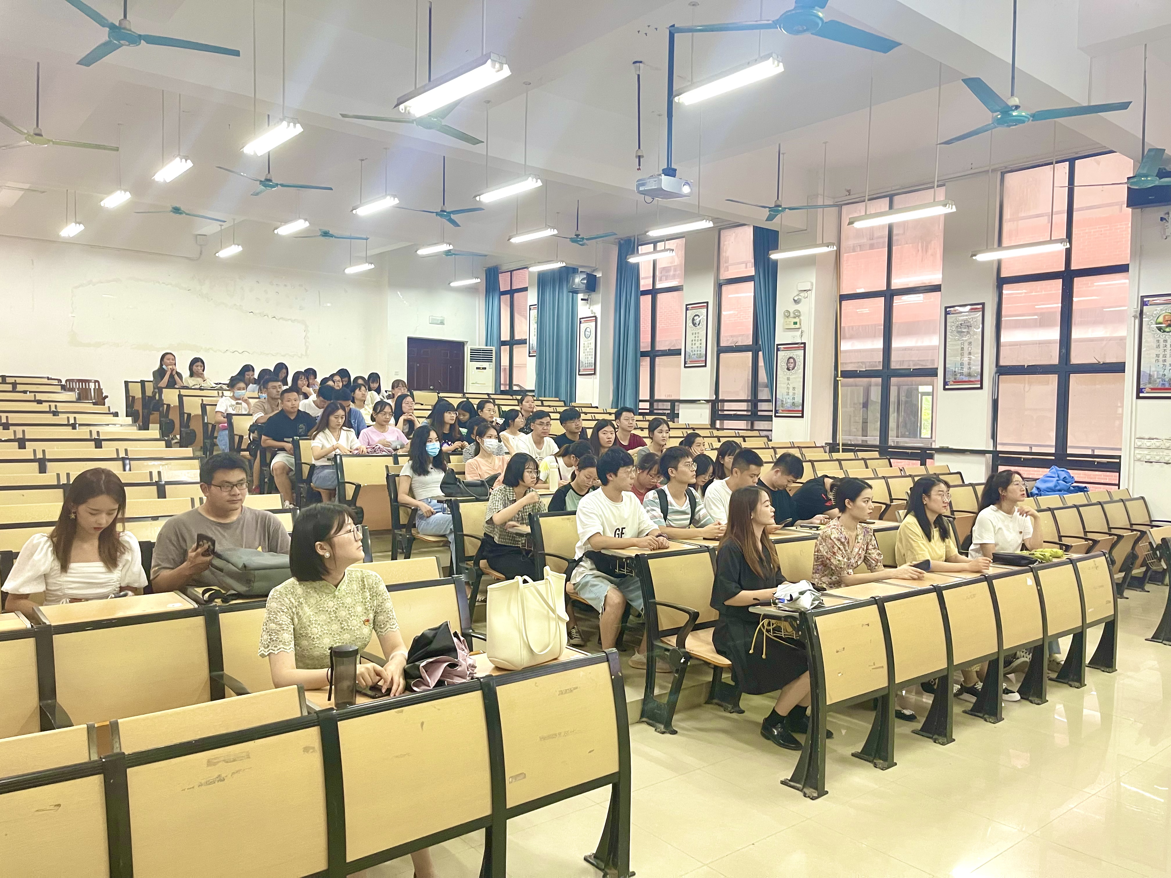 支部党员和21级新生认真听讲.jpg 支部党员和21级新生认真听讲.jpg