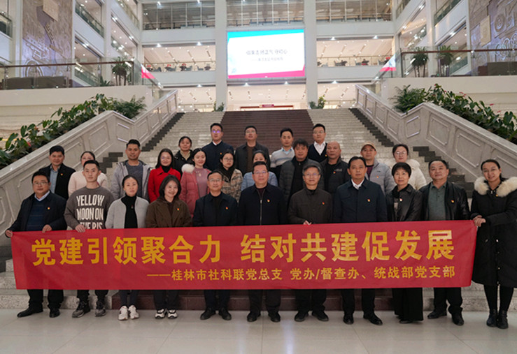 活动合影.jpg 活动合影.jpg