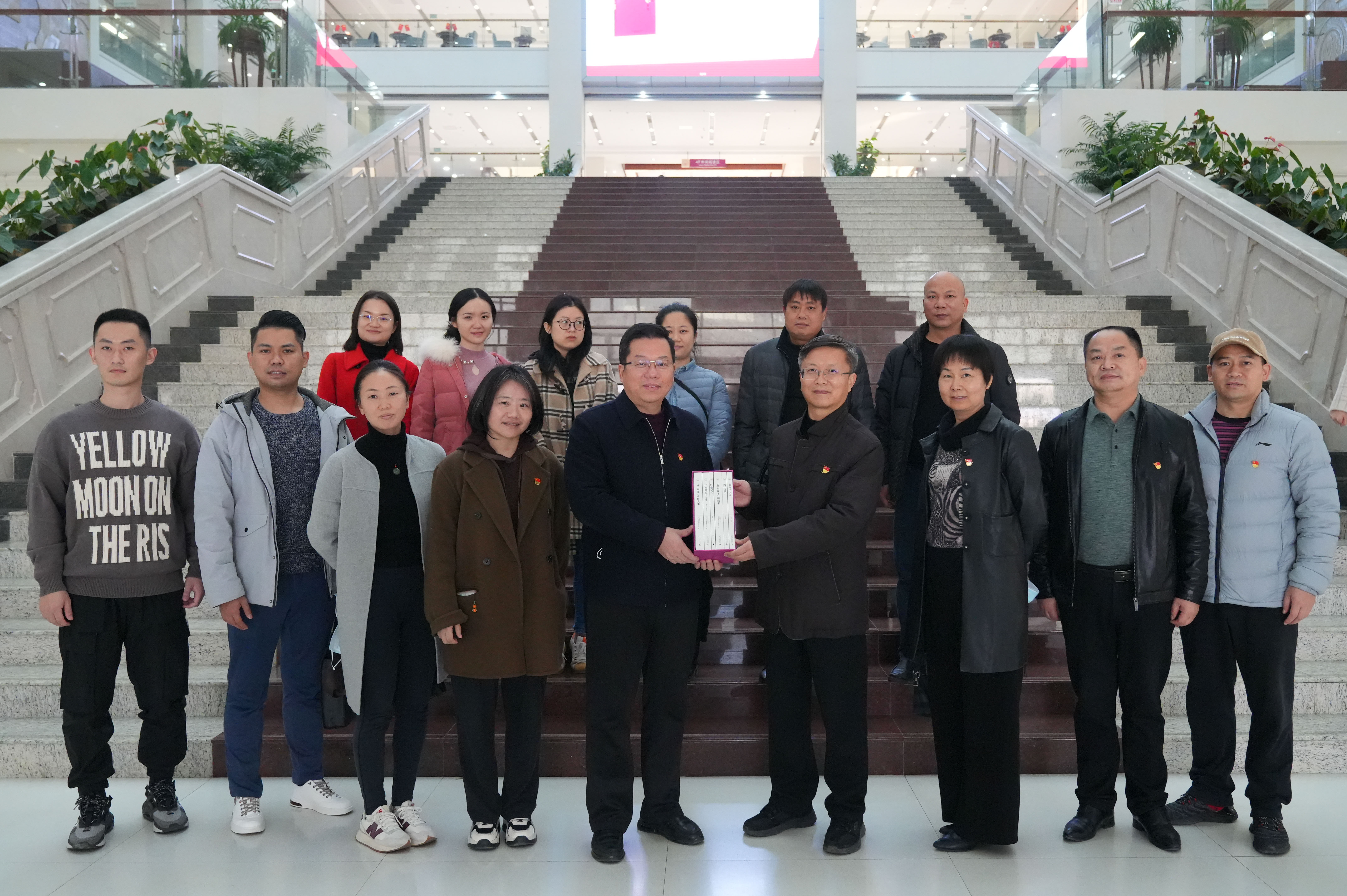 贺祖斌校长赠书.jpg 贺祖斌校长赠书.jpg