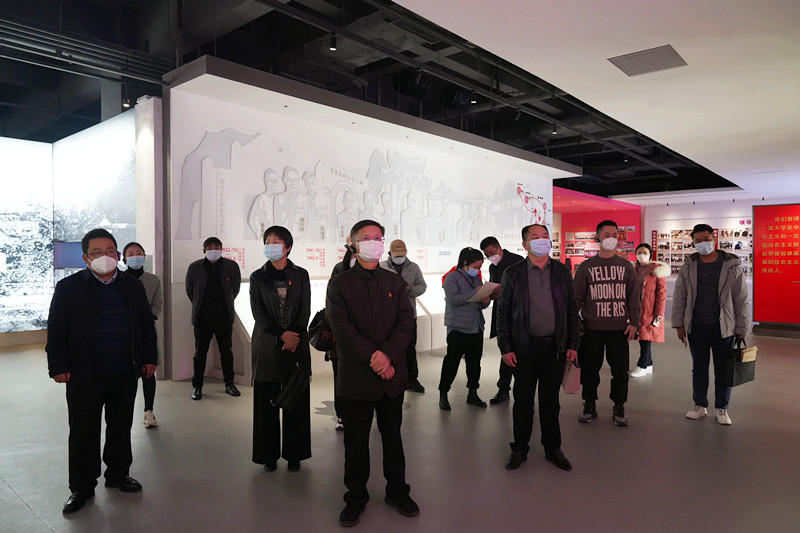 参观校史馆_副本.jpg 参观校史馆_副本.jpg