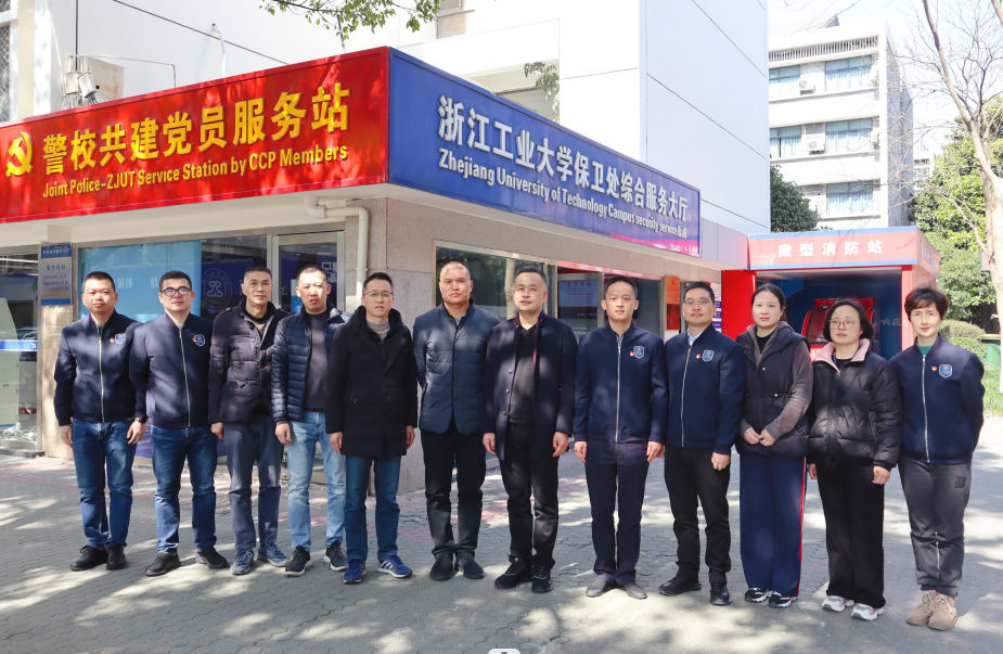 与来访人员合影.png 与来访人员合影.png