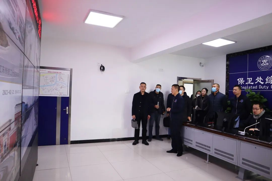 参观警校联合勤务指挥中心.jpg 参观警校联合勤务指挥中心.jpg