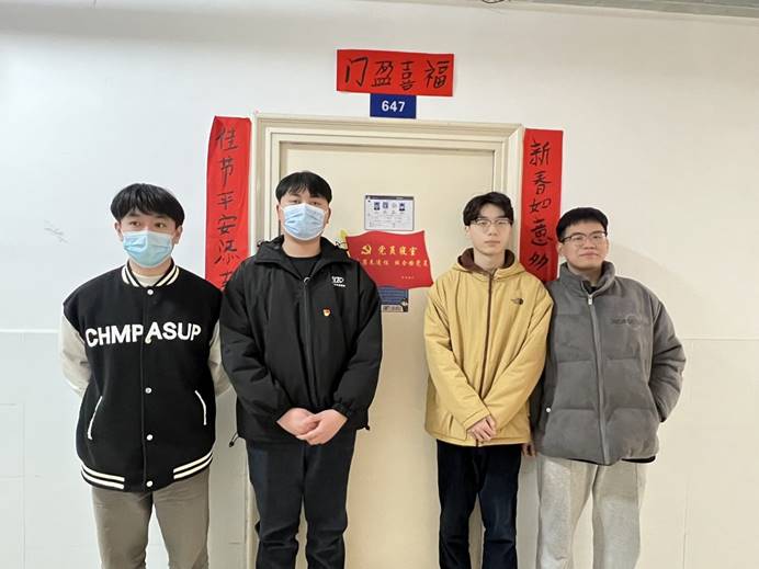 学生党员挂牌后合影.jpg 学生党员挂牌后合影.jpg