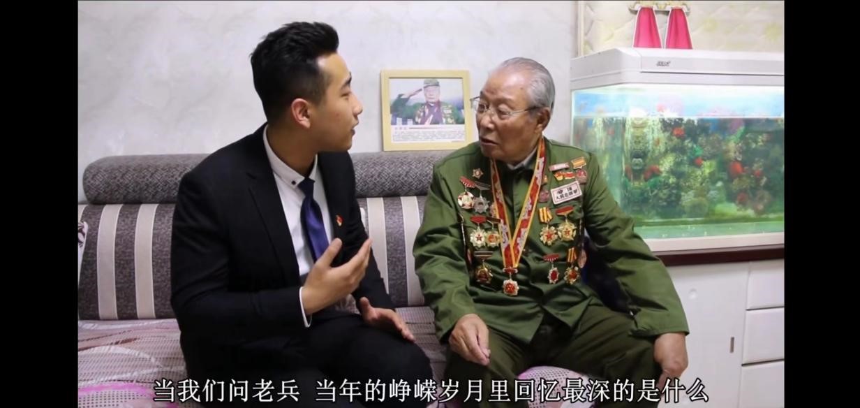 学生党员采访革命老兵.jpg 学生党员采访革命老兵.jpg