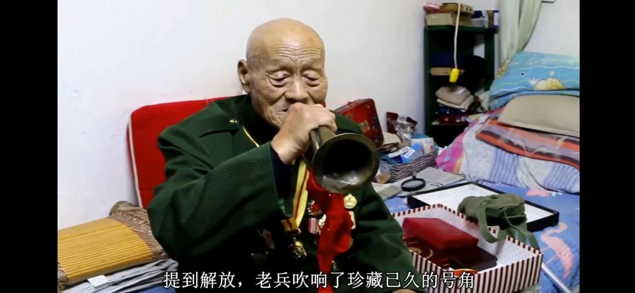老兵吹起了珍藏已久的号角.jpg 老兵吹起了珍藏已久的号角.jpg