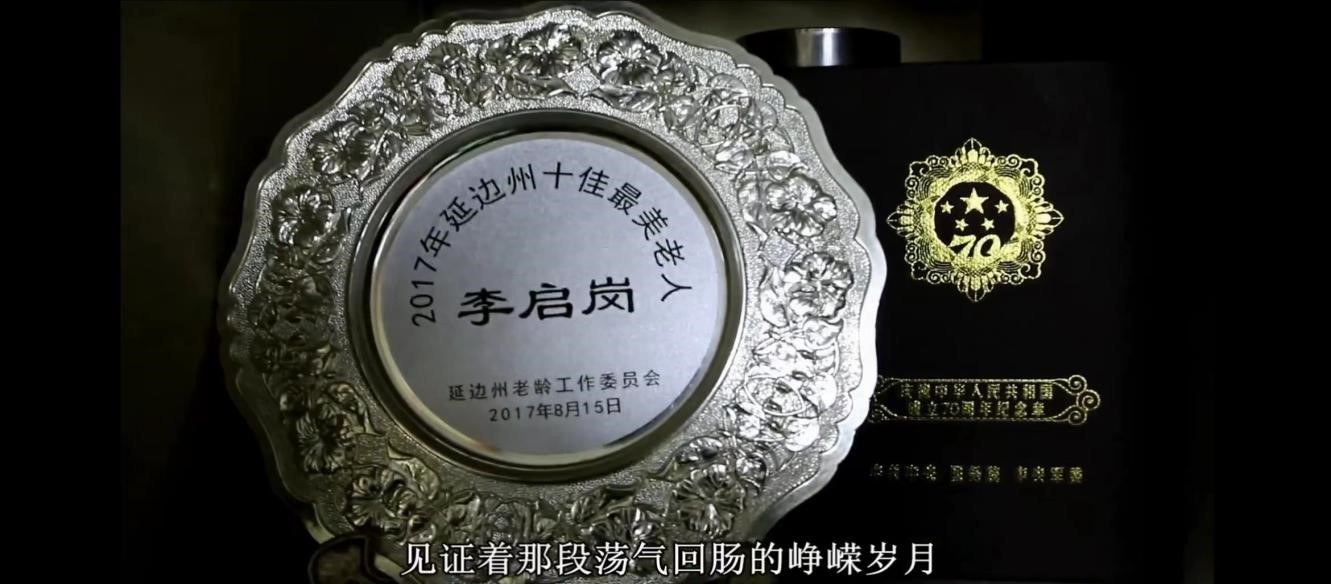 参观革命老兵荣誉.jpg 参观革命老兵荣誉.jpg