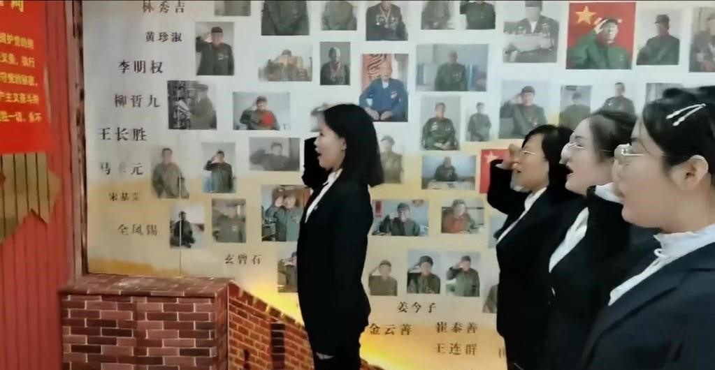 学生党员重温入党誓词.jpg 学生党员重温入党誓词.jpg