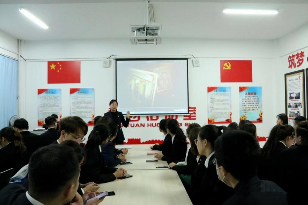 学工办党支部组织观看致敬老兵主题视频.jpg 学工办党支部组织观看致敬老兵主题视频.jpg