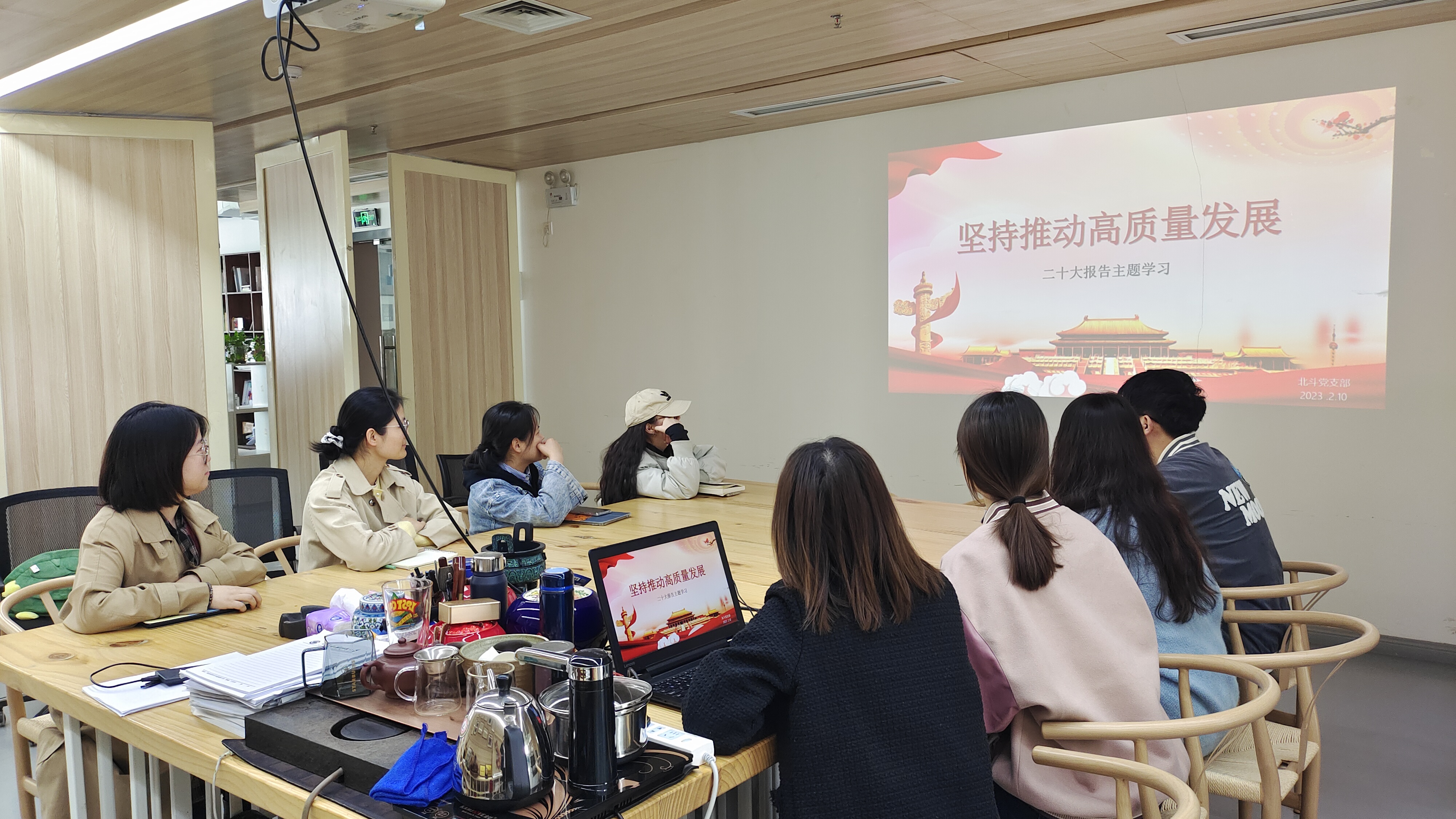 坚持推动高质量发展.jpg 坚持推动高质量发展.jpg