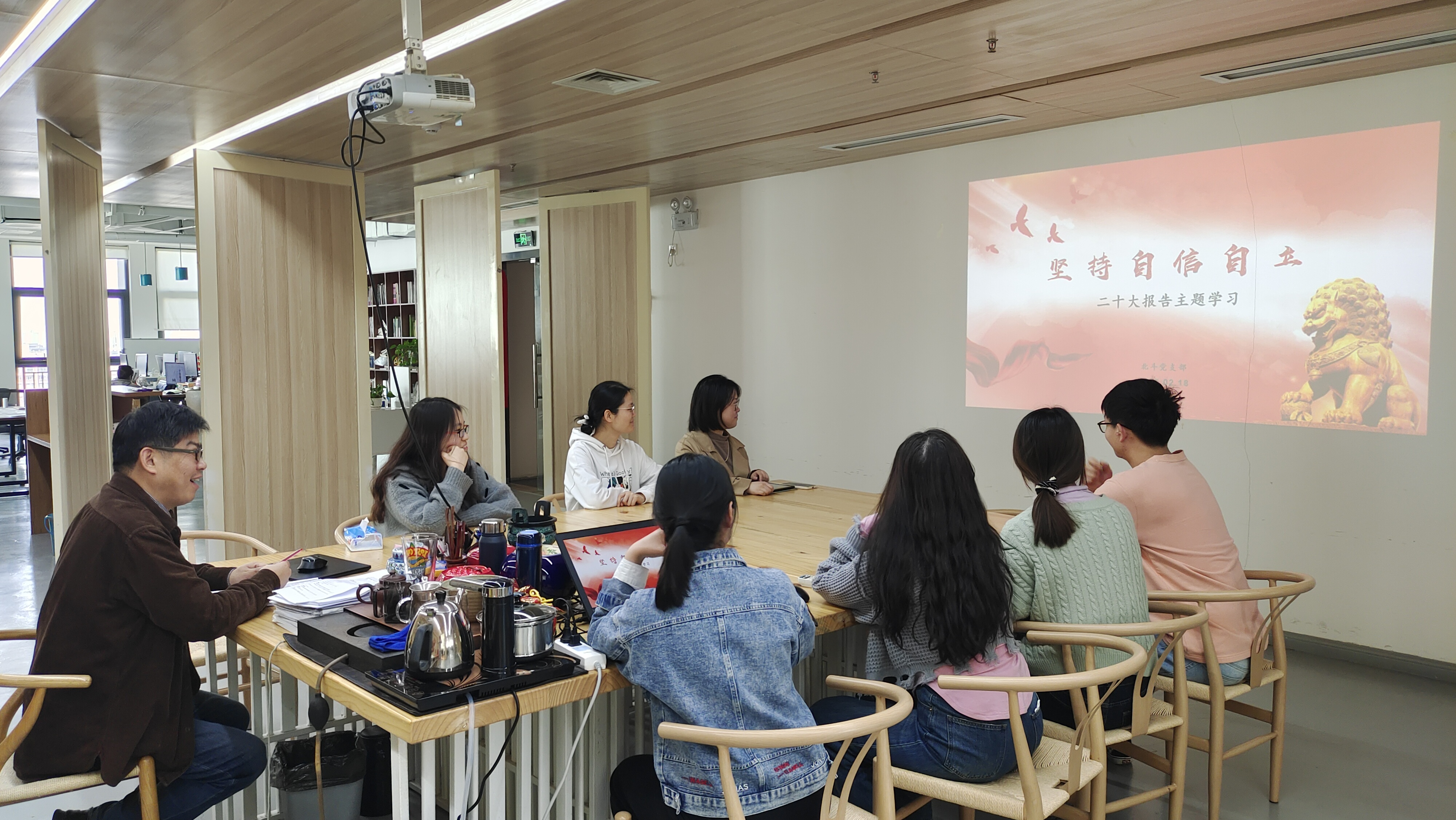 二十大主题“坚持自信自立”的精神.jpg 二十大主题“坚持自信自立”的精神.jpg