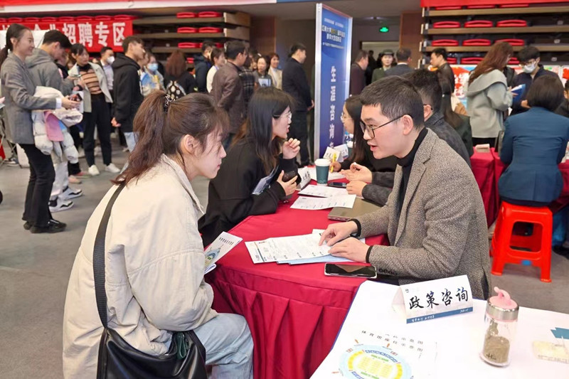 招聘会现场(二).jpg 招聘会现场(二).jpg