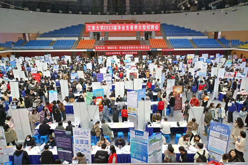 招聘会现场(三).jpg 招聘会现场(三).jpg