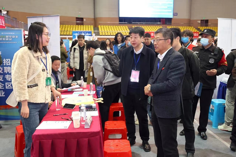 校领导与用人单位亲切交流.jpg 校领导与用人单位亲切交流.jpg