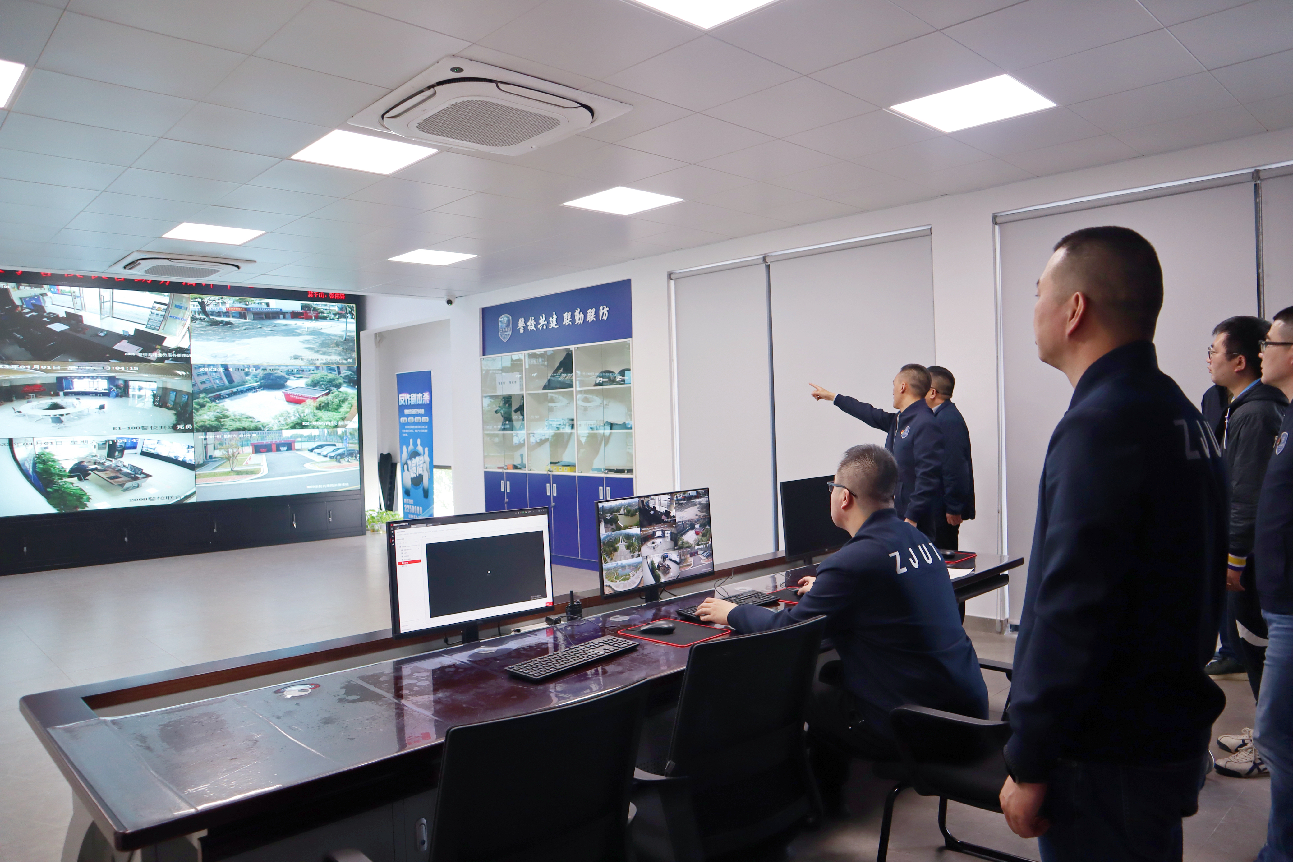 参观警校联合勤务指挥中心.JPG 参观警校联合勤务指挥中心.JPG