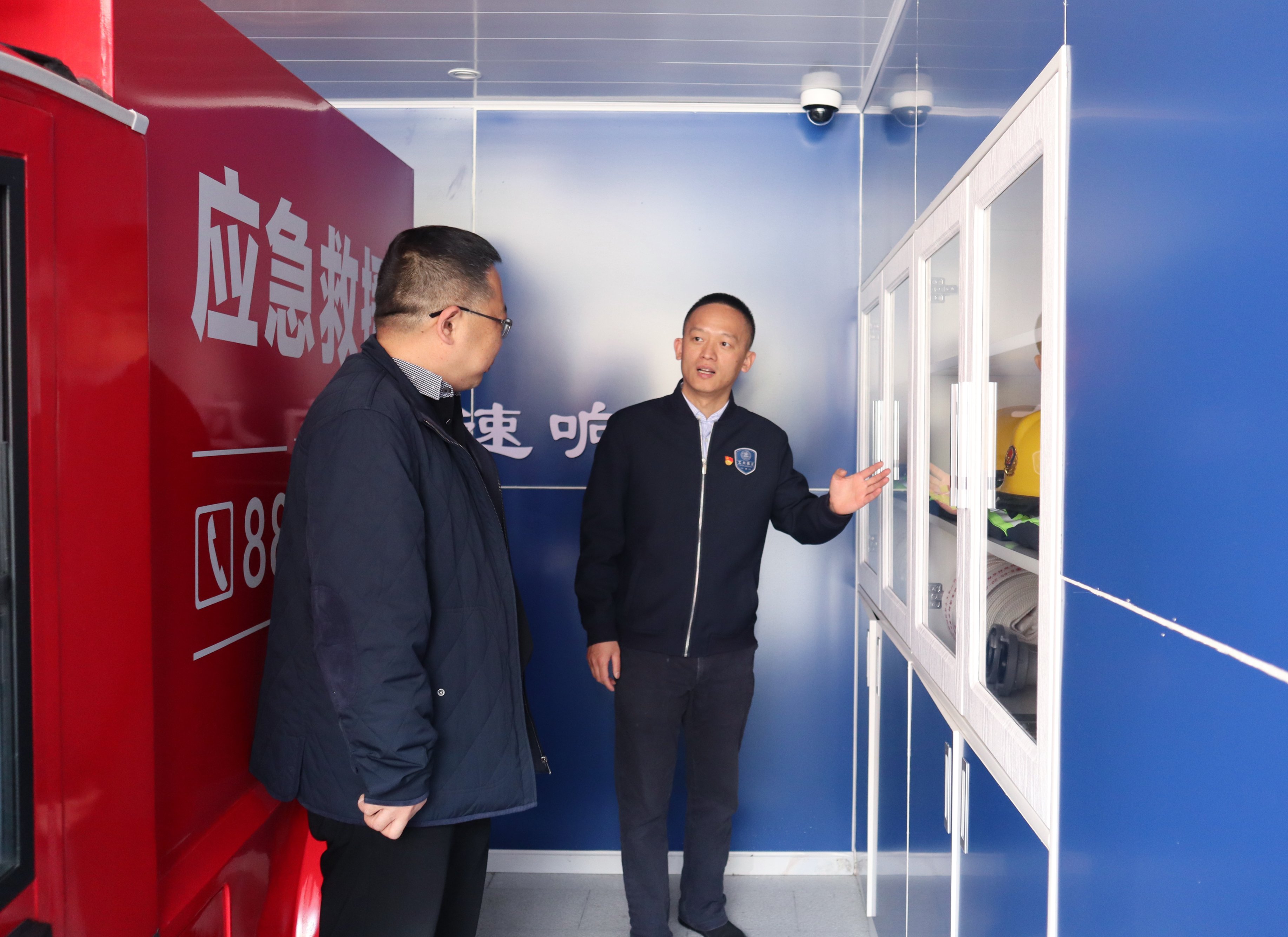 参观微型消防站.JPG 参观微型消防站.JPG