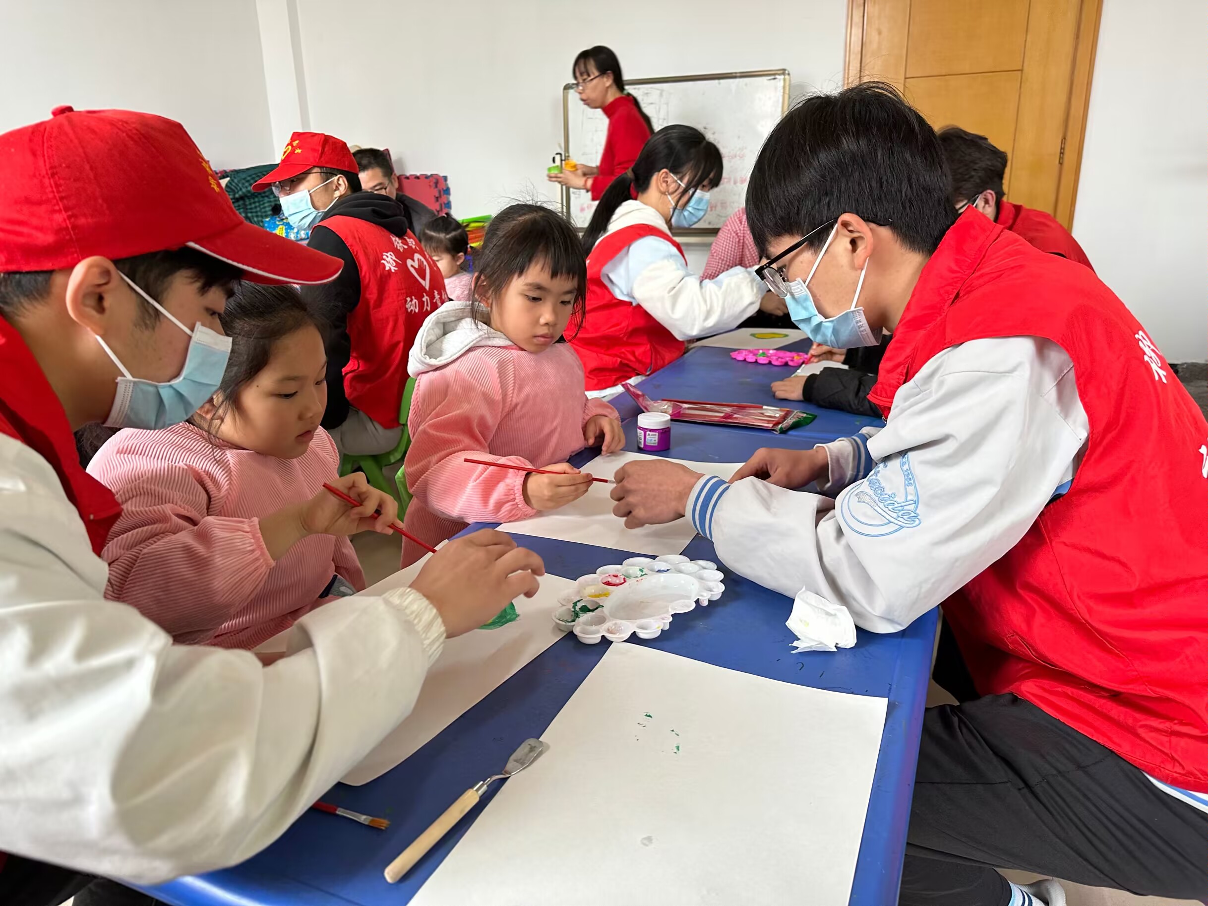 陪小朋友画画.jpg 陪小朋友画画.jpg