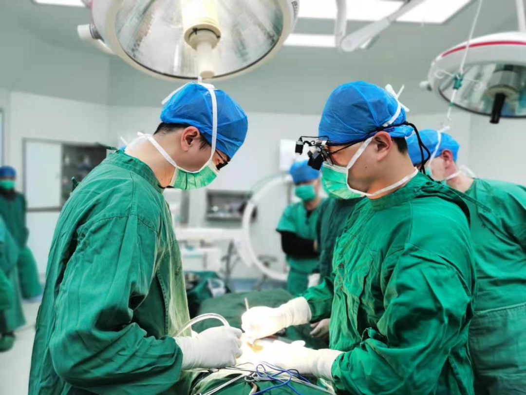 ▲帮扶专家在封开县人民医院进行手术带教.png ▲帮扶专家在封开县人民医院进行手术带教.png
