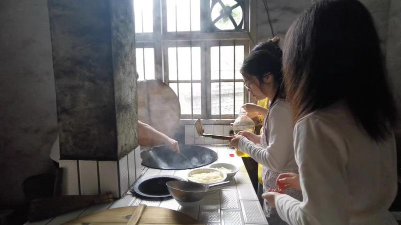 党员同志们制作红军餐.png 党员同志们制作红军餐.png