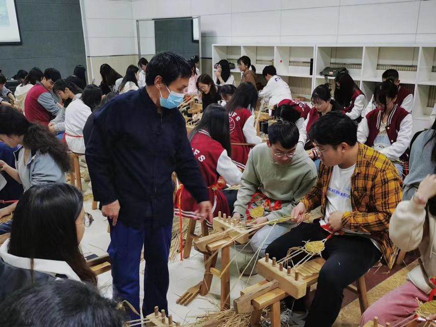 党员同志们学编红军草鞋.png 党员同志们学编红军草鞋.png