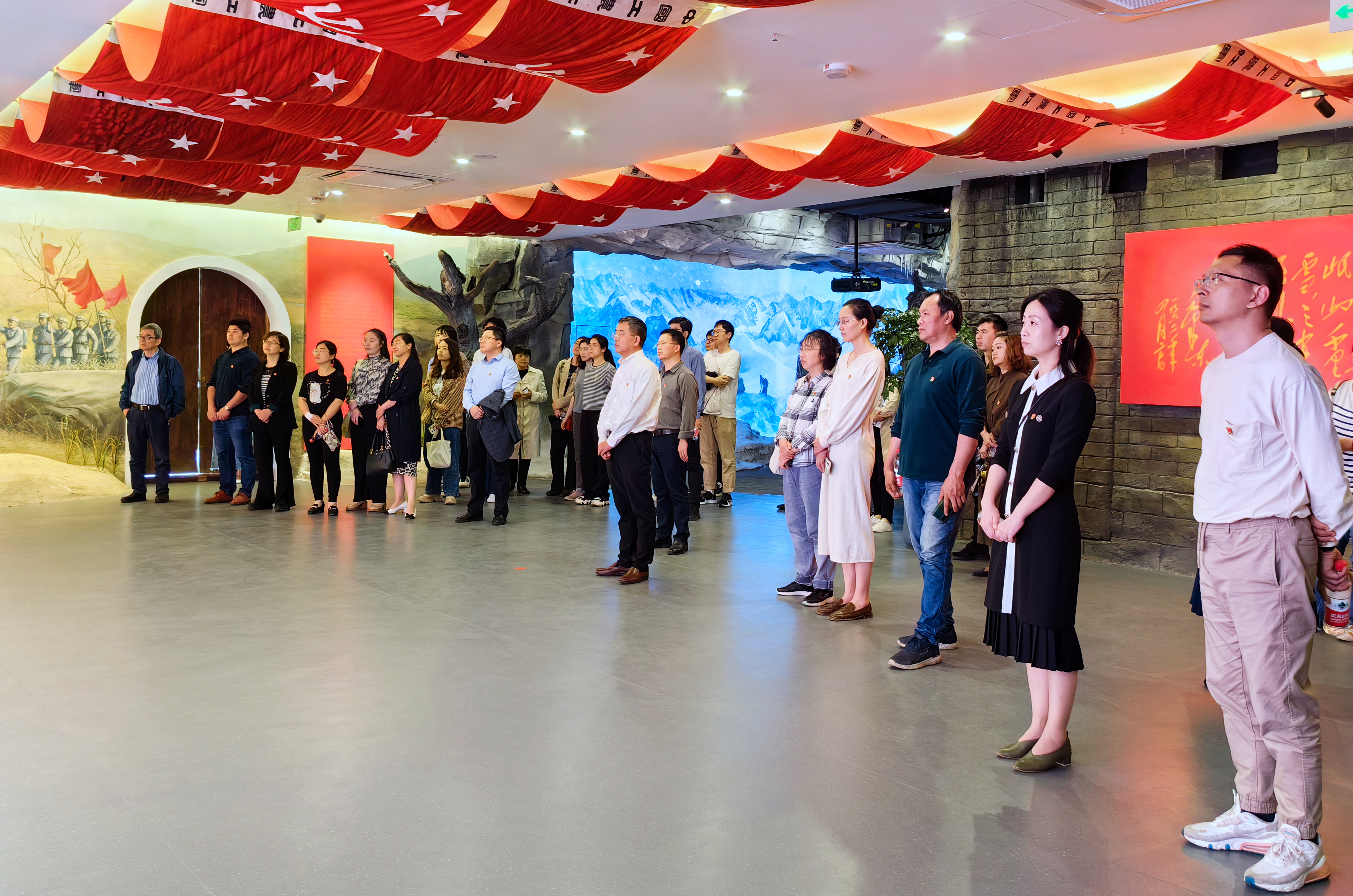 聆听延安精神讲解.jpg 聆听延安精神讲解.jpg