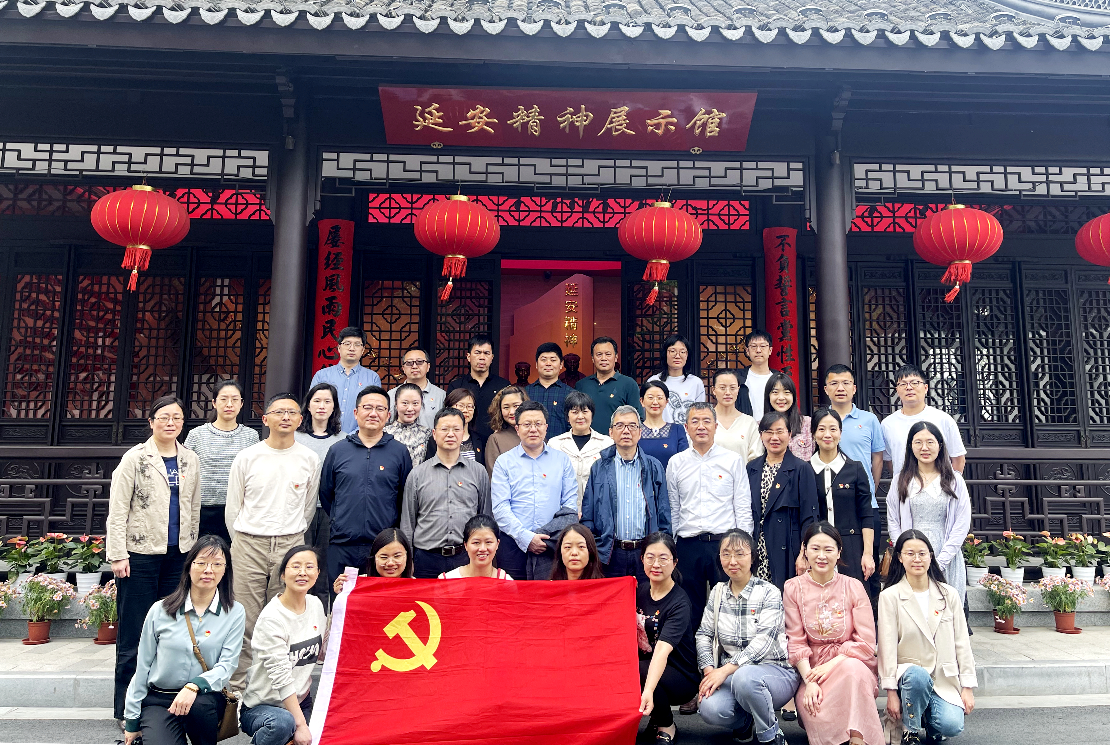 参观合影.jpg 参观合影.jpg