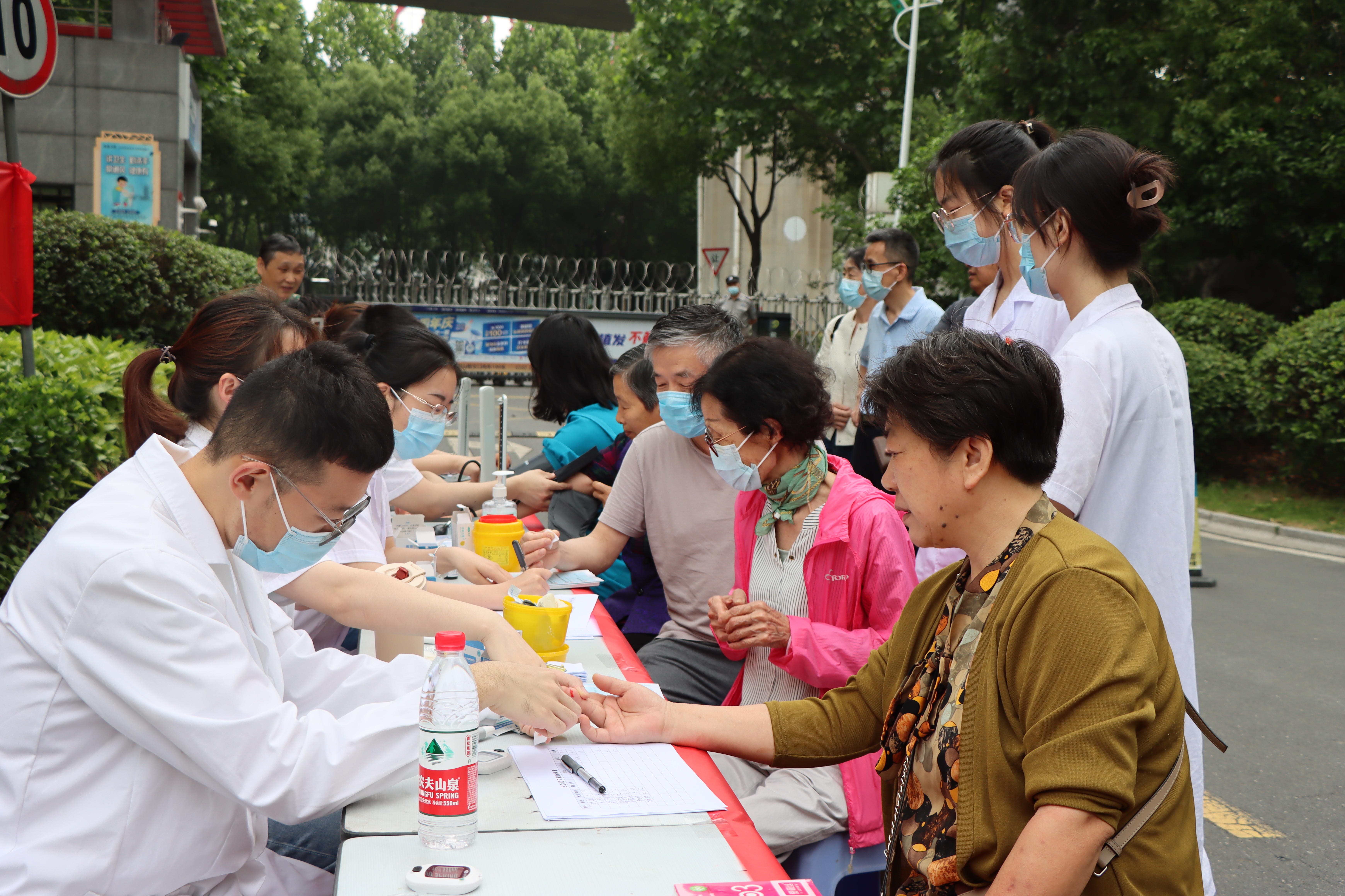 社区义诊2.JPG 社区义诊2.JPG