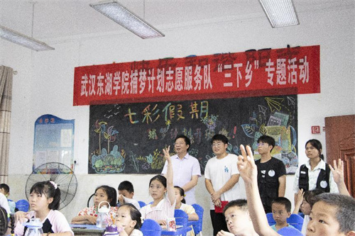 看望“捕梦计划”实践队师生.jpg 看望“捕梦计划”实践队师生.jpg