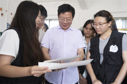 听取实践队队员对活动情况的介绍.jpg 听取实践队队员对活动情况的介绍.jpg