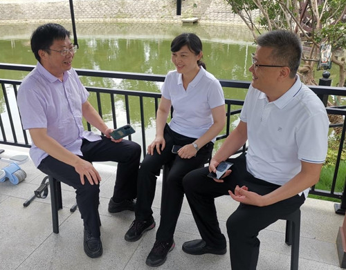 在社区文化廊与学生家长交流.jpg 在社区文化廊与学生家长交流.jpg