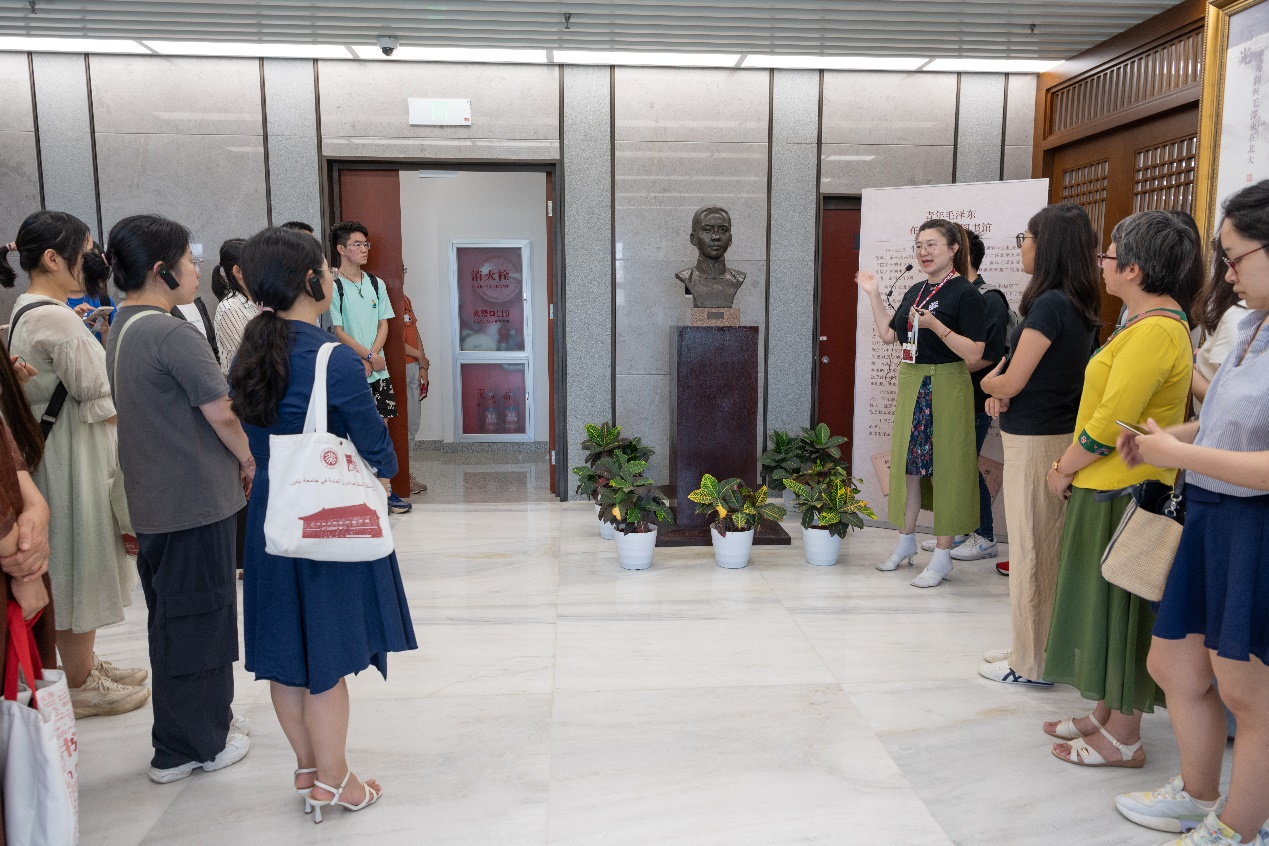 参观大钊阅览室.jpg 参观大钊阅览室.jpg