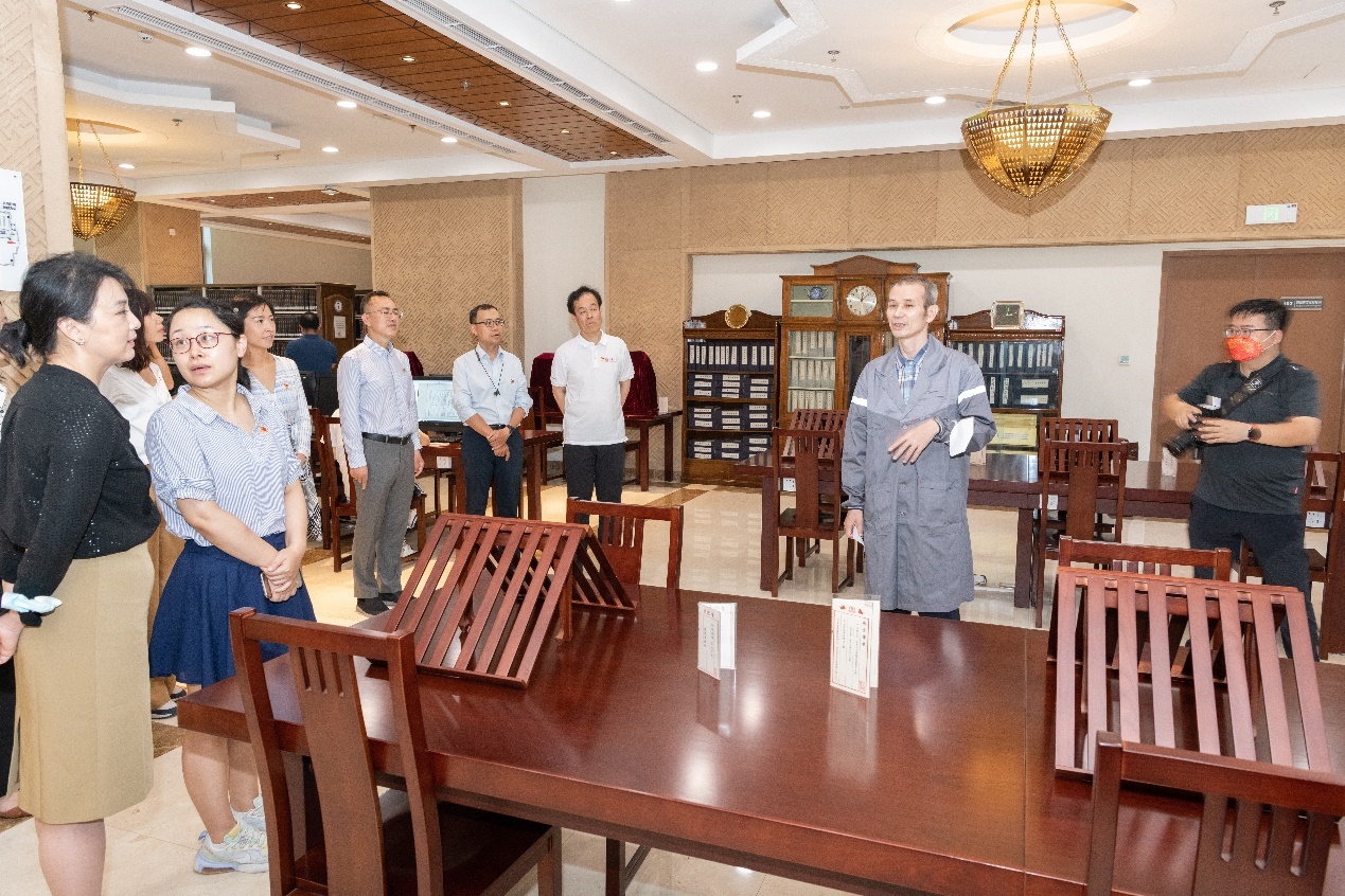 参观古籍资源服务中心.jpg 参观古籍资源服务中心.jpg