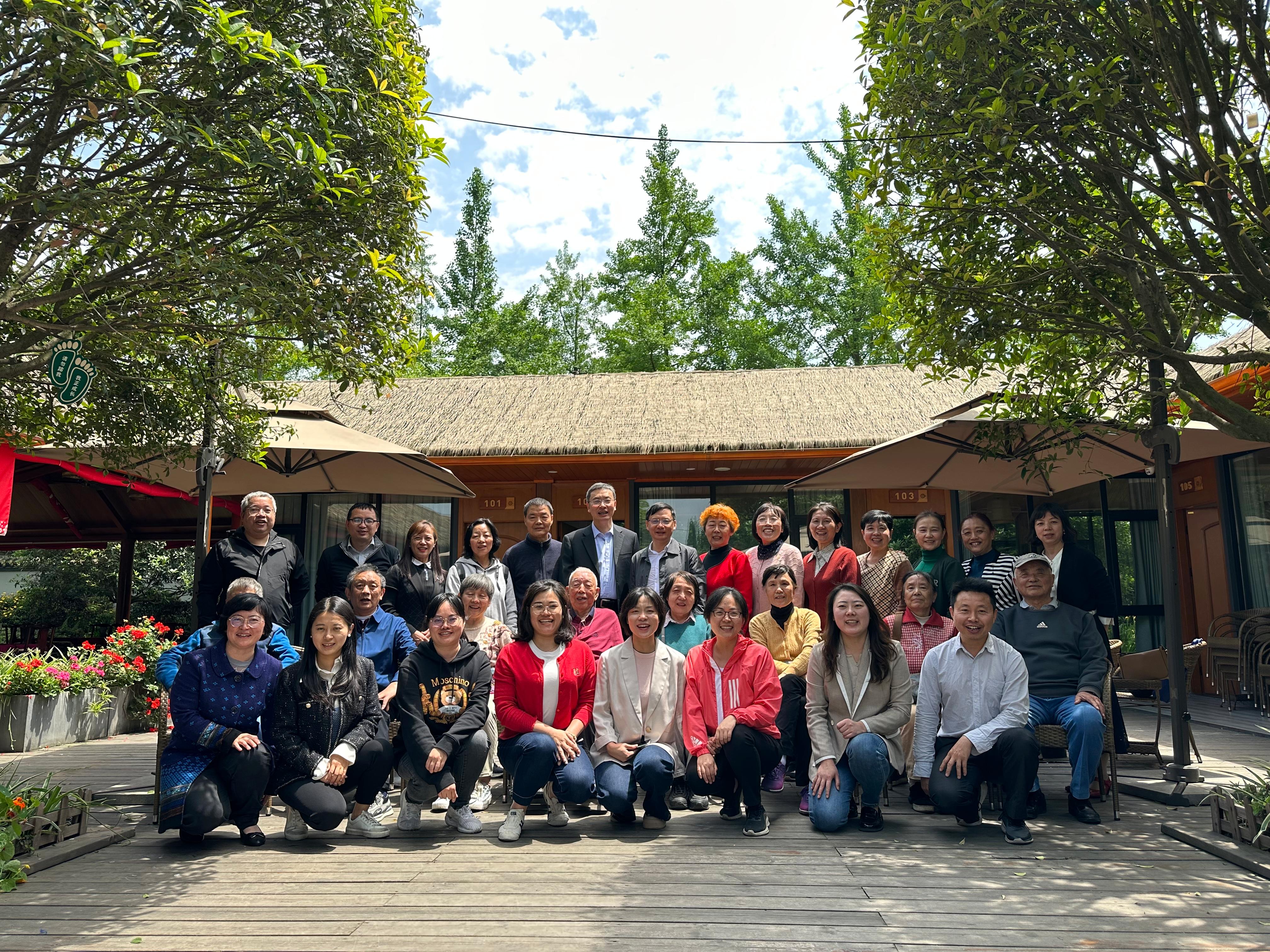 退休教师交流.jpg 退休教师交流.jpg