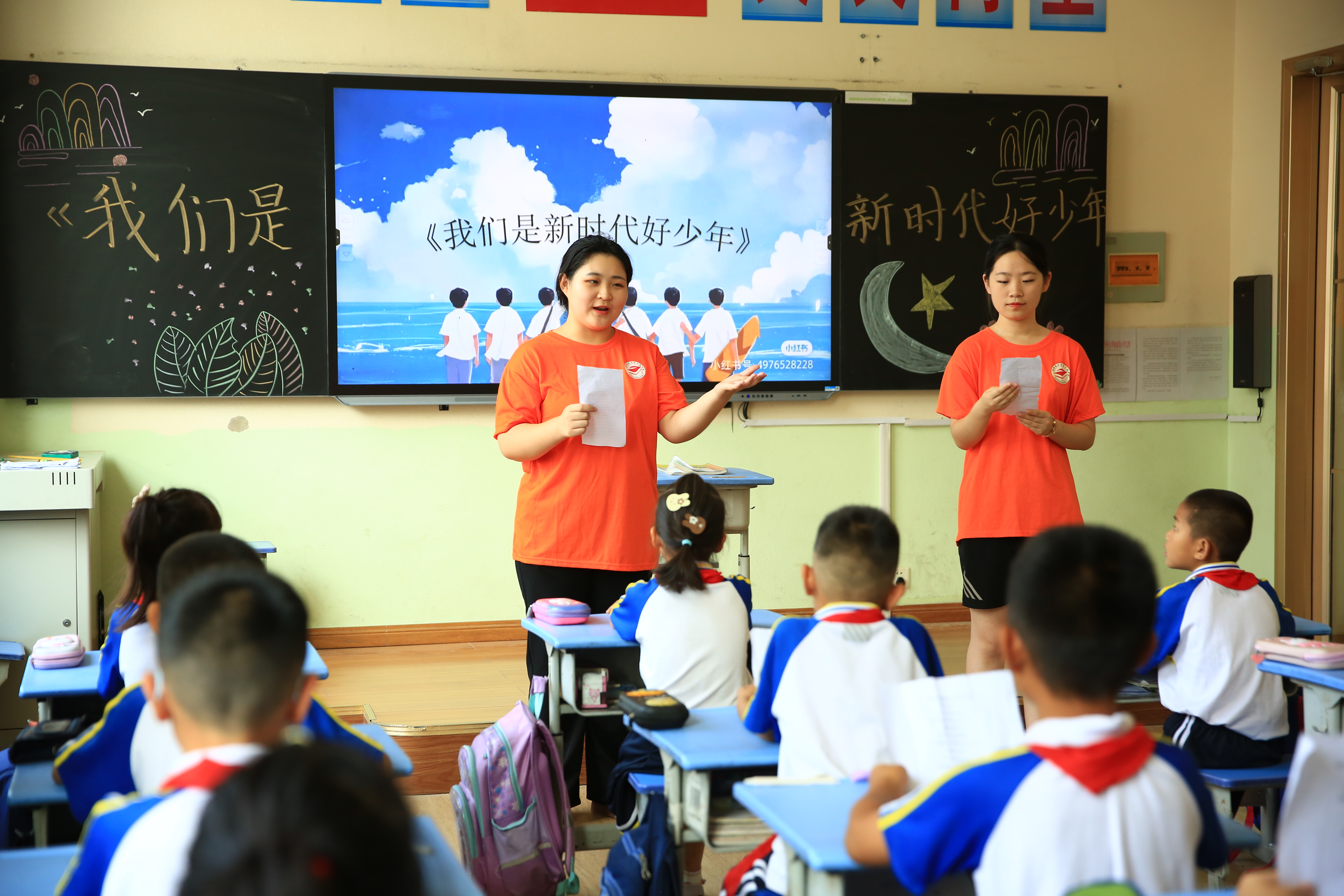 图三:志愿者指导学生朗诵《我们是新时代好少年》.JPG 图三:志愿者指导学生朗诵《我们是新时代好少年》.JPG