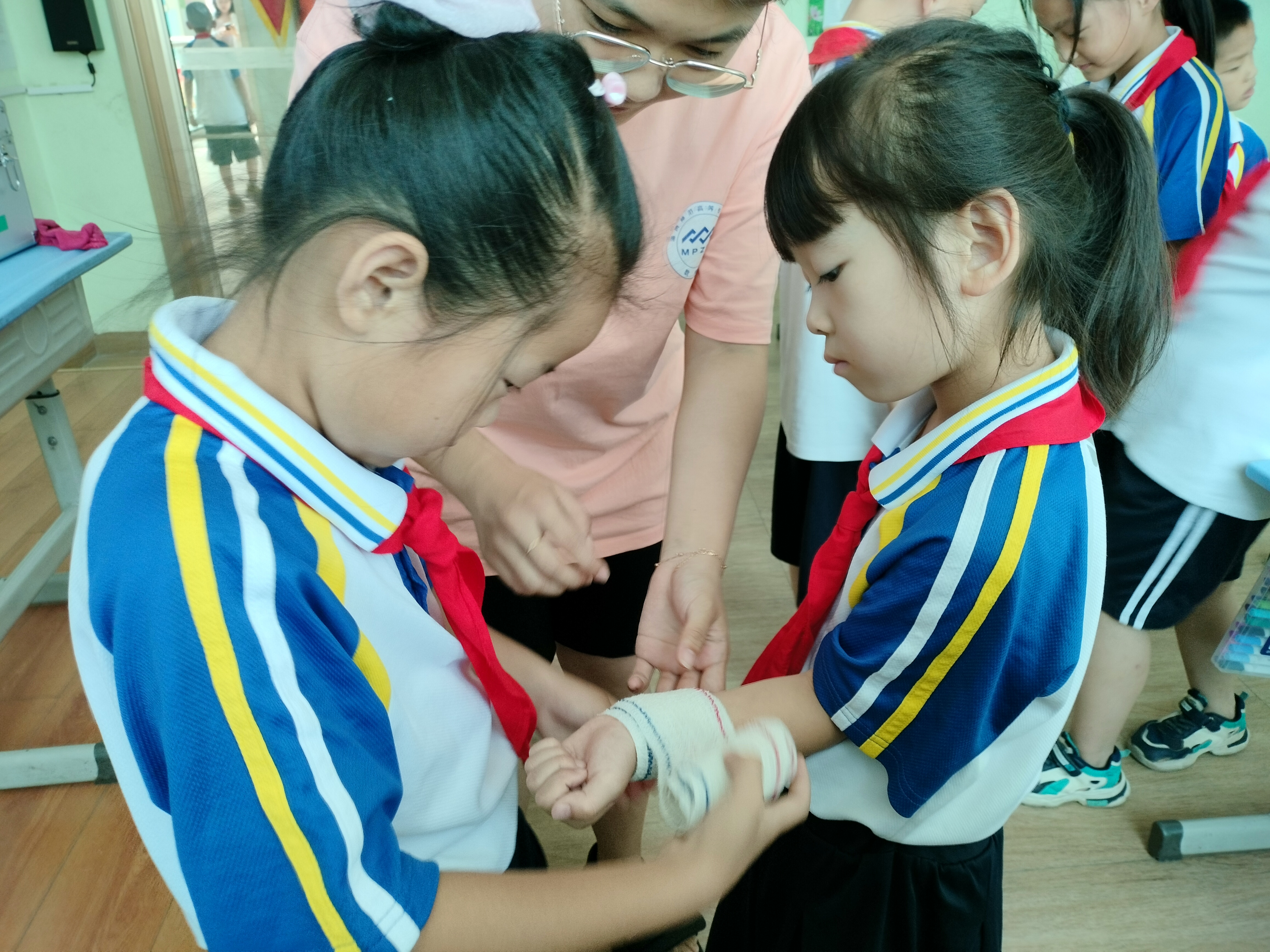 图七:开展应急救护技能实操培训.jpg 图七:开展应急救护技能实操培训.jpg