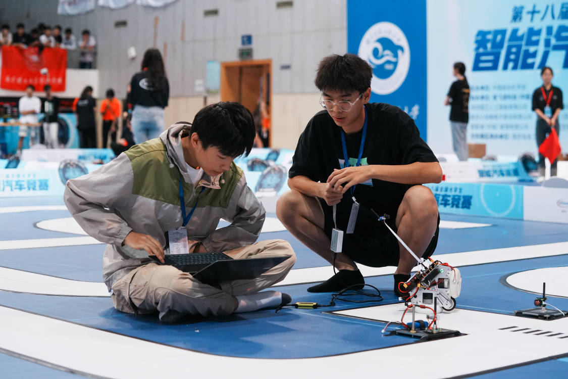 参赛队员正在比赛.jpg 参赛队员正在比赛.jpg