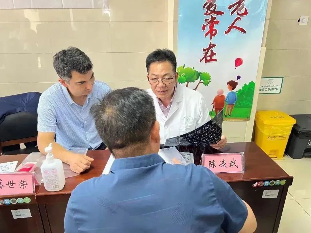 ▲陈凌武教授在喀地一院义诊.jpg ▲陈凌武教授在喀地一院义诊.jpg